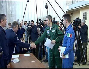 Expediton 11 surrounded by media during their training session
