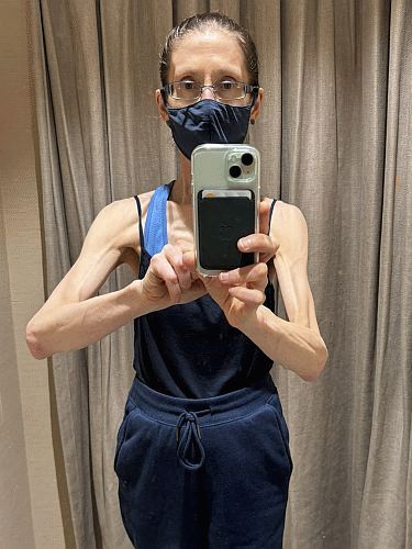 Suzy in a Muji store fitting room