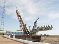 Raising of Soyuz TMA-6 rocket (Energiya)